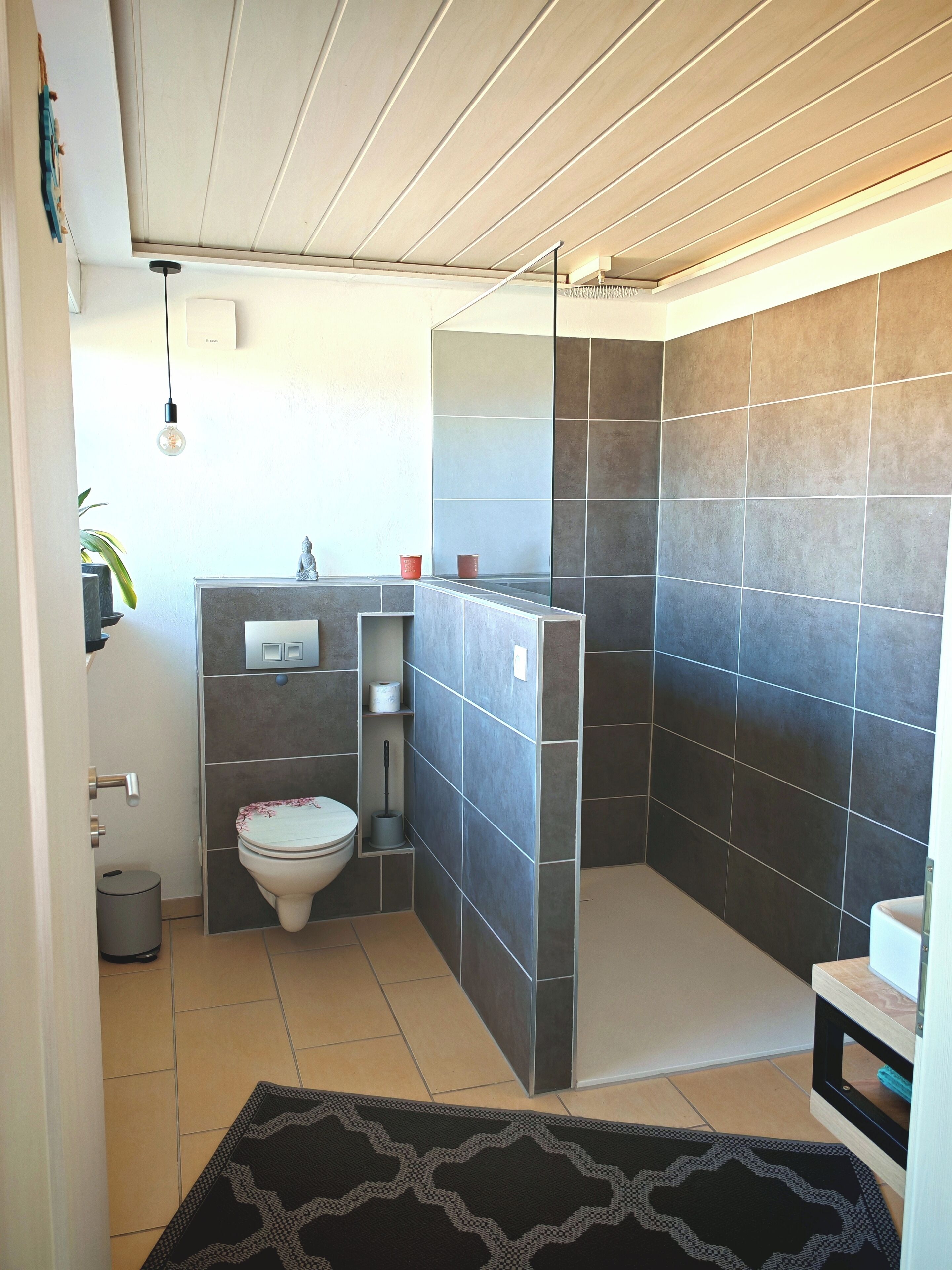 Ein modernes Badezimmer mit Dusche, Toilette und Waschbecken.