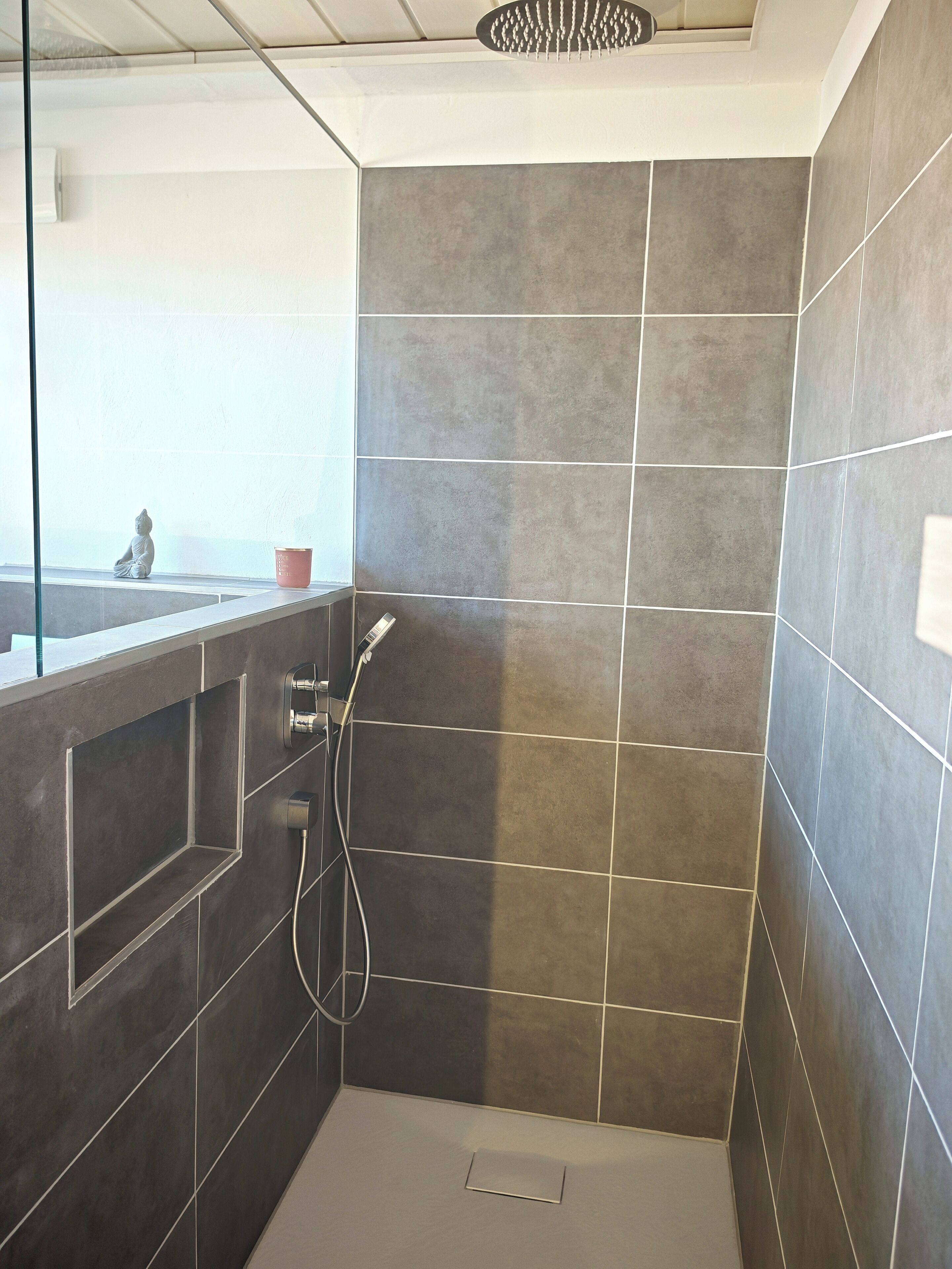 Haartrockner, Handtücher, Toilettenpapier