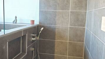 Haartrockner, Handtücher, Toilettenpapier