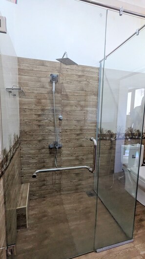 Shower, hair dryer, towels, toilet paper - pelican beach resort (Mirissa)