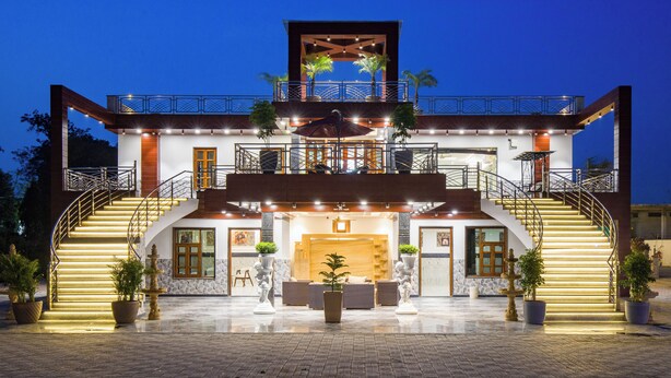 Un hotel moderno con un vestíbulo amplio, varios pisos y una entrada bien iluminada.