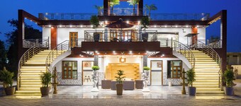 ELIVAAS Ivory Estate Pet-friendly Farm