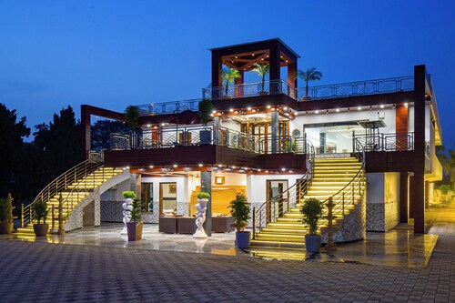 ELIVAAS Ivory Estate Pet-friendly Farm