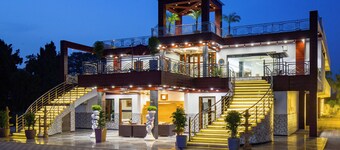 ELIVAAS Ivory Estate Pet-friendly Farm