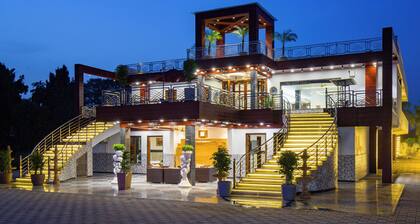 ELIVAAS Ivory Estate Pet-friendly Farm