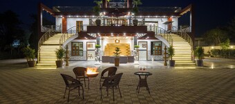 ELIVAAS Ivory Estate Pet-friendly Farm