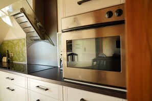 Coffee/tea maker, fridge, oven, stovetop