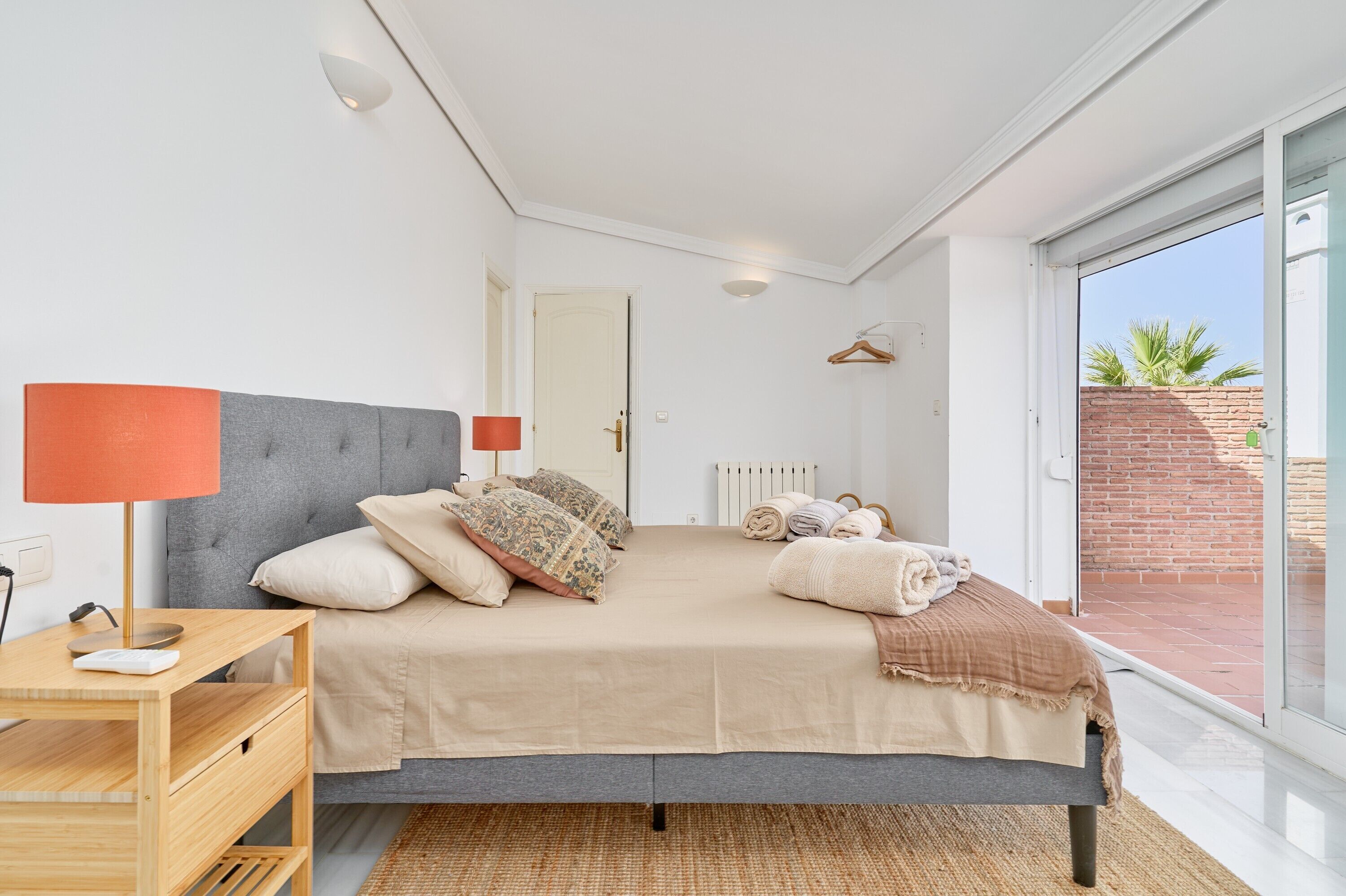 3 habitaciones, tabla de planchar con plancha, wifi y ropa de cama 