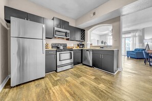 Fridge, microwave, oven, stovetop - 2-Bed/2-Bath Tampa Apartment: Comfort Meets Convenience for Corporate Travelers (Tampa)