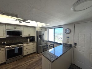 Refrigerador, microondas, horno y parrilla de estufa 