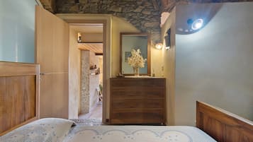 2 bedrooms, iron/ironing board, bed sheets