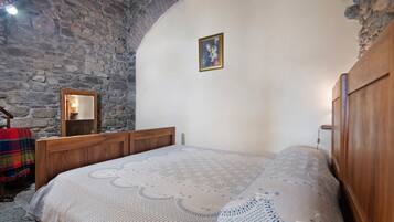 2 bedrooms, iron/ironing board, bed sheets