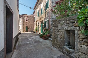 Property grounds - Apartment 'La Cantina Del Sole' with Mountain View and Balcony (Valdipino)