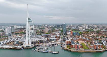 Estudio con cama king por HMS Warrior y Mary Rose