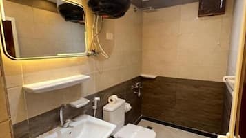 Habitación con 1 cama doble o 2 individuales, patio, vistas al desierto | Baño | Ducha, artículos de higiene personal gratuitos, toallas y jabón