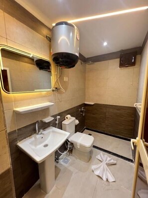 Dobbeltværelse med dobbeltseng eller 2 enkeltsenge - terrasse - ørkenudsigt | Badeværelse | Bruser, håndklæder, Sæbe, Shampoo