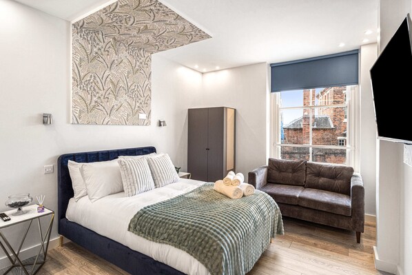 Tabla de planchar con plancha, wifi gratis y ropa de cama 
