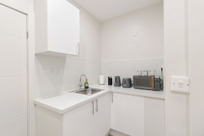Micro-ondes, plaque de cuisson, grille-pain
