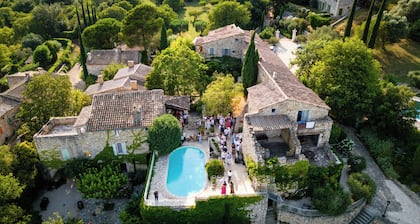 DOMAINE LE CLOS D'HULLIAS / 30 people - 2 pools - WEDDINGS