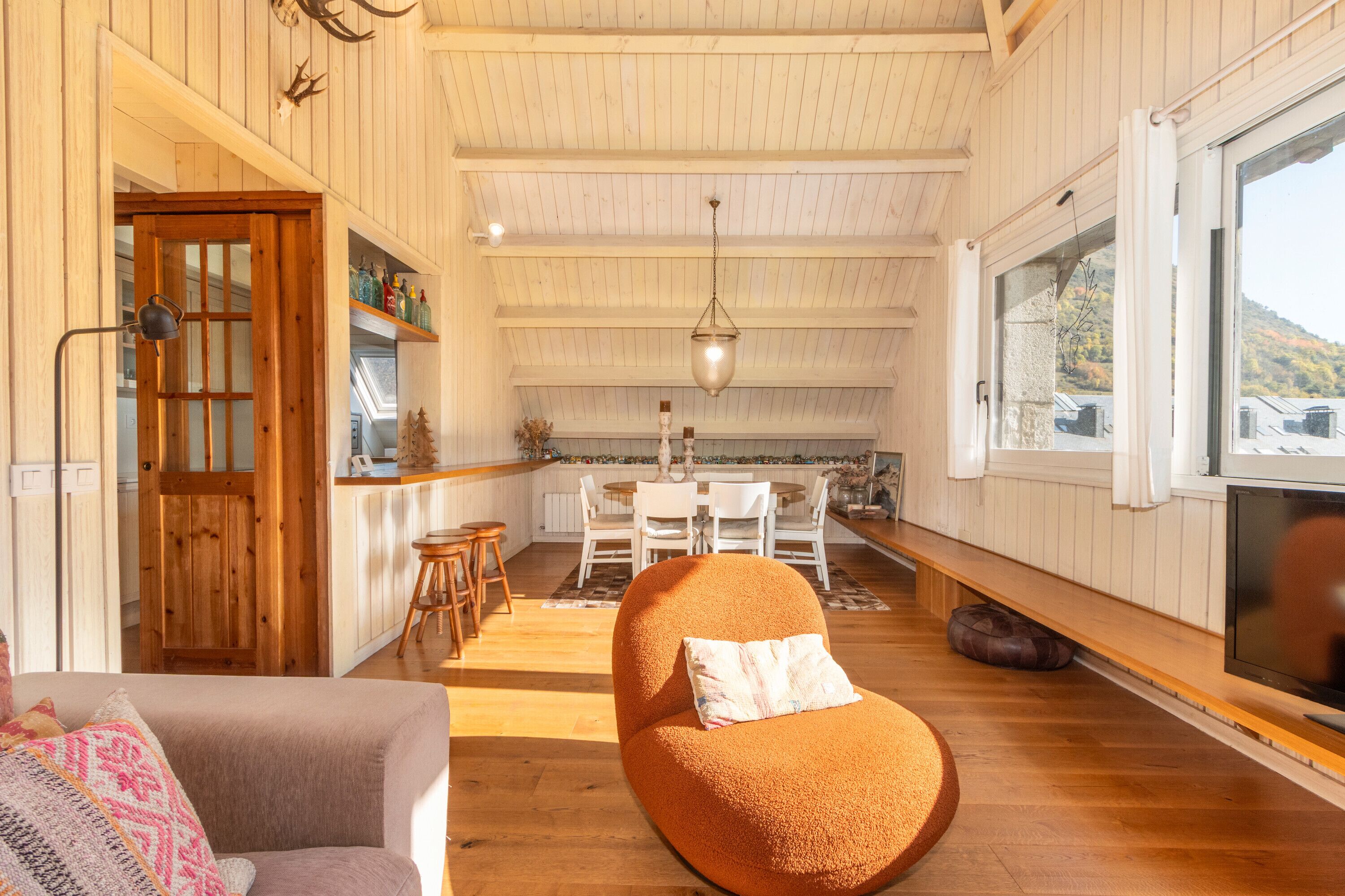 Televisión y chimenea 