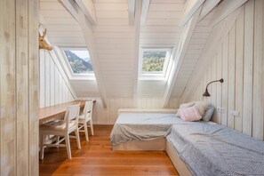 4 sovrum, skrivbord och sängkläder