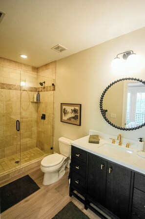 Shower, hair dryer, towels - Stylish Riverwoods Retreat (Provo)