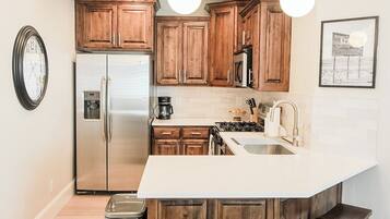 Réfrigérateur, four à micro-ondes, un four, surface de cuisson
