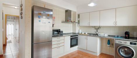 Kühlschrank, Mikrowelle, Kochgeschirr/Geschirr/Besteck