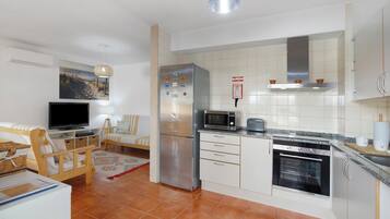 Køleskab, mikrobølgeovn, køkkentøj/tallerkener/redskaber