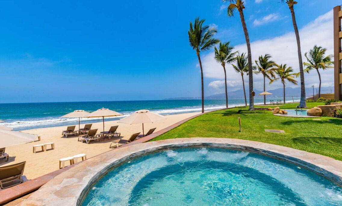 Plage, chaises longues, serviettes de plage