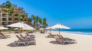 Plage, chaises longues, serviettes de plage