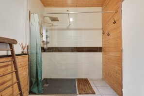 Douche, sèche-cheveux, serviettes fournies