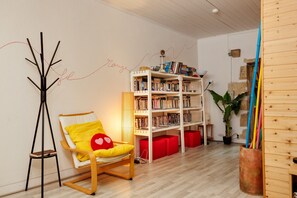Interior - Le Fil Rouge – A Warm Holiday Home Blending Stone and Design in the Countryside (Saint-Pierre-d'Aurillac)