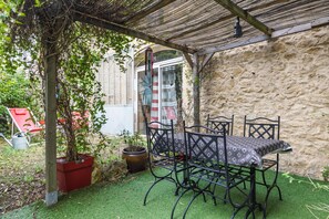 Outdoor dining - Le Fil Rouge – A Warm Holiday Home Blending Stone and Design in the Countryside (Saint-Pierre-d'Aurillac)