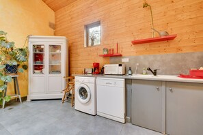 المنشأة من الداخل