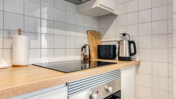 Een koelkast, een magnetron, een oven, een kookplaat