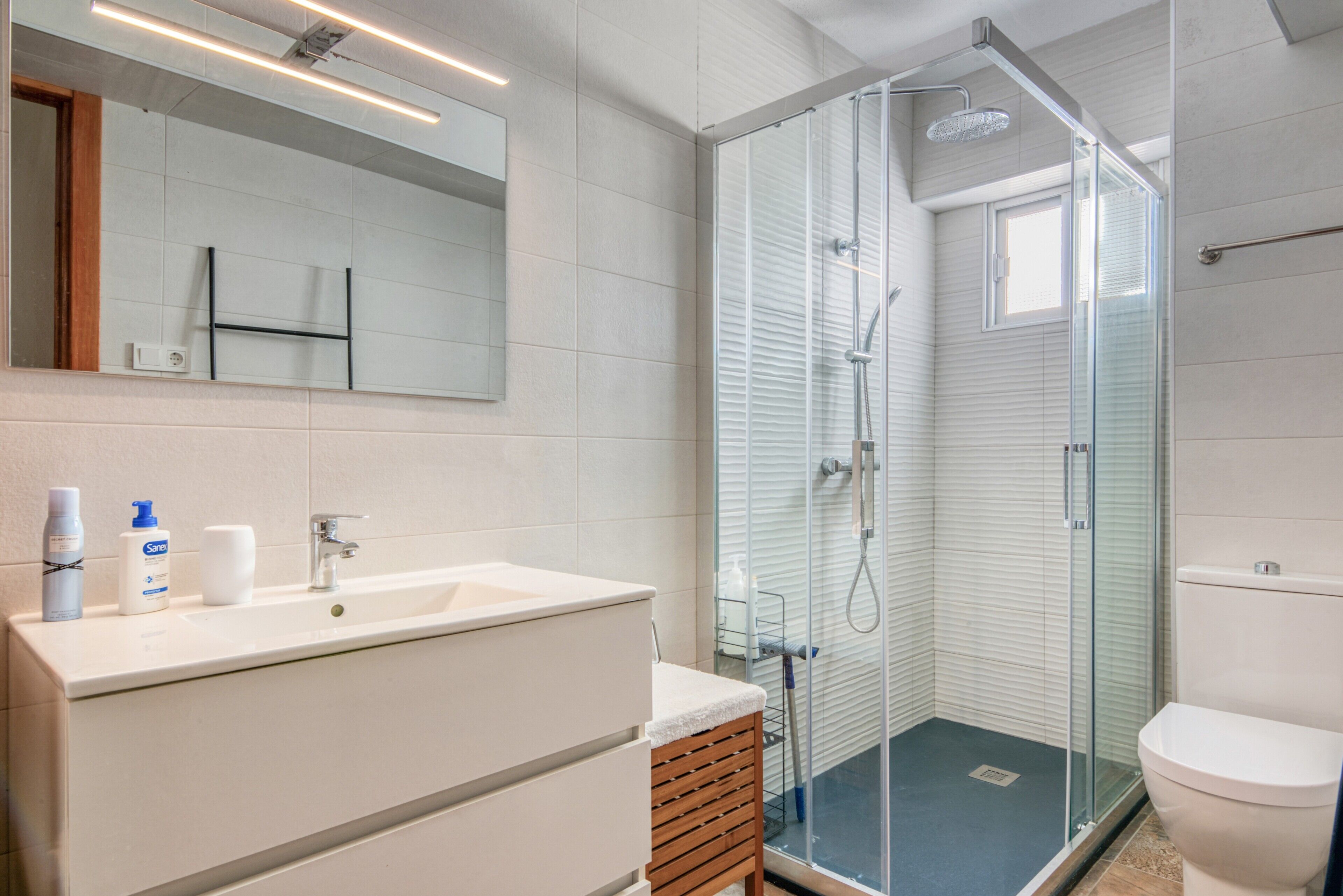 Een douche, een haardroger, handdoeken