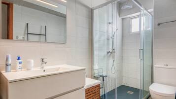 Een douche, een haardroger, handdoeken