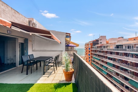Outdoor dining. Apartment 'De Playa En Cullera' with Sea Views, Wi-Fi and Air Conditioning