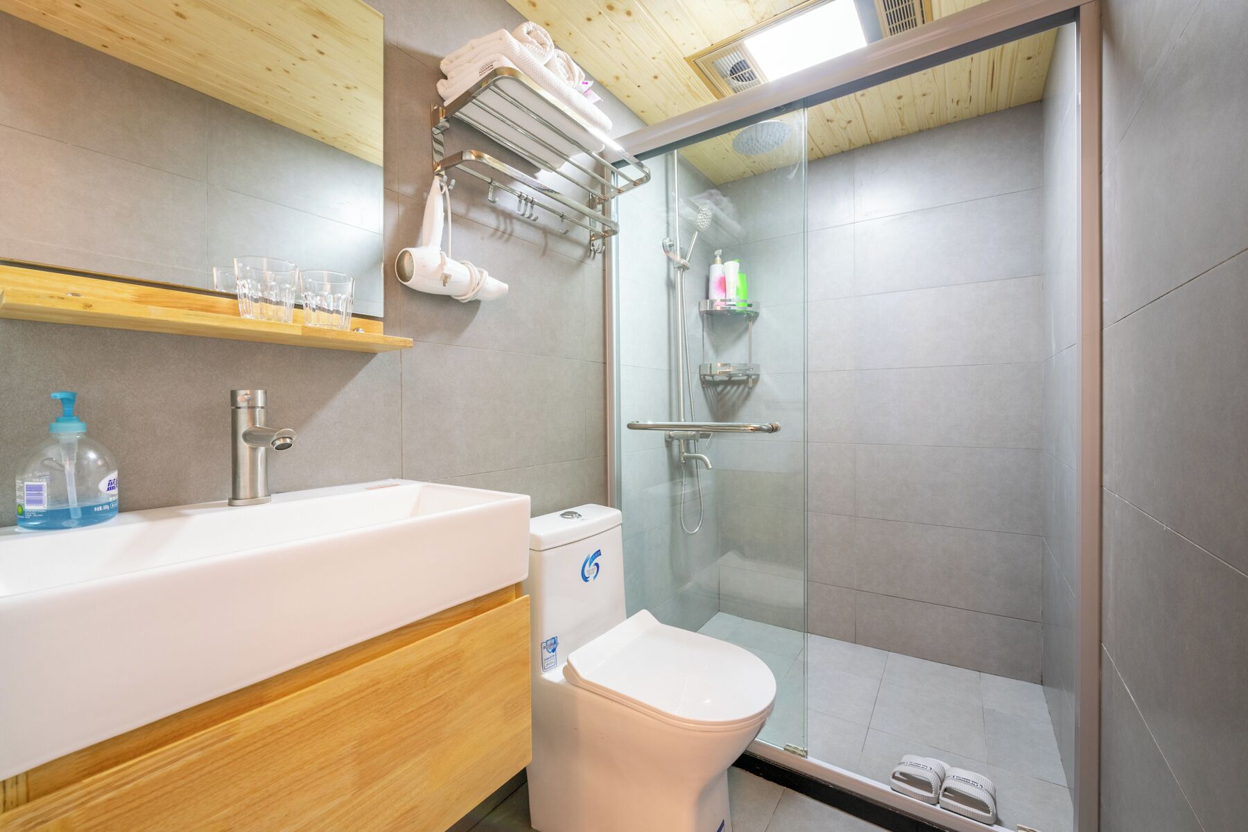 Comfort Suite | Bathroom | Shower, free toiletries, hair dryer, towels