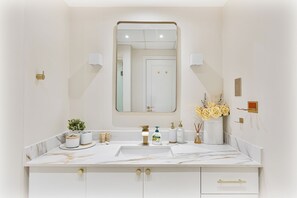 Bruser, hårtørrer, håndklæder, Toiletpapir