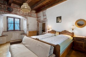 1 bedroom, WiFi, bed sheets - Apartment 'Helmsdorf Ritterturm' with Mountain View, Shared Garden and Wi-Fi (Lana)