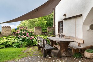 Outdoor dining - Apartment 'Helmsdorf Ritterturm' with Mountain View, Shared Garden and Wi-Fi (Lana)