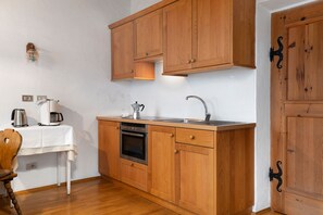 Réfrigérateur, plaque de cuisson, cafetière/bouilloire