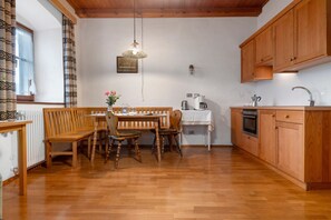 Dining - Apartment 'Helmsdorf Ritterturm' with Mountain View, Shared Garden and Wi-Fi (Lana)