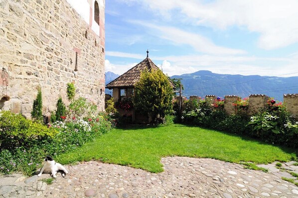 Property grounds - Apartment 'Helmsdorf Wehrturm' with Mountain View, Shared Garden and Wi-Fi (Lana)