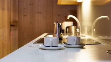 Frigorifero, piano cottura, macchina per tè/caffè, bollitore elettrico