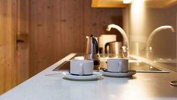 Frigorifero, piano cottura, macchina per tè/caffè, bollitore elettrico