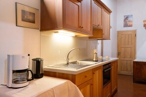 Køleskab, kogeplade, kaffe-/temaskine, elkedel