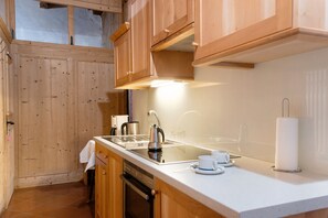 Kühlschrank, Herdplatte, Wasserkocher mit Kaffee-/Teezubehör